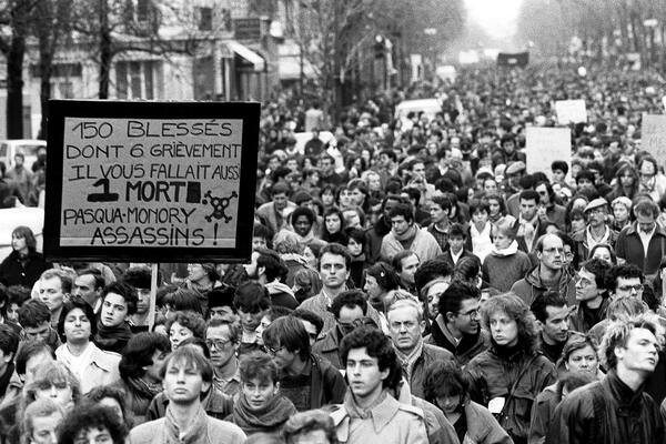 Paris le 6 décembre 1986, de la place de la Sorbonne à l'hôpital Cochin où repose le corps de Malik Oussekine